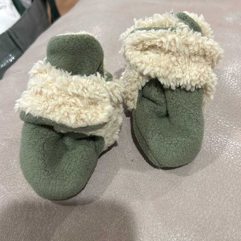 Zutano COZIE FLEECE BABY BOOTIE/Shoes 3M
Farm Buddies Frenchy Fox OrganicRattle - Picture 3 of 6